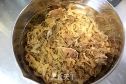 Make The fragrance of nutritious pork drys the whole wheat bun step 1