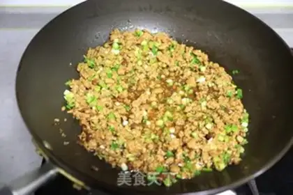 Make The fragrance of nutritious pork drys the whole wheat bun step 12