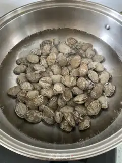 Make Spicy clams step 1