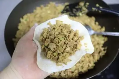 Make The fragrance of nutritious pork drys the whole wheat bun step 16