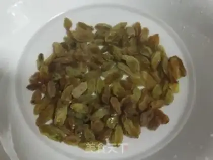 Make Rice-faced raisins step 4
