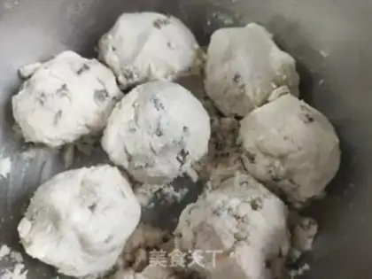 Make Rice-faced raisins step 7