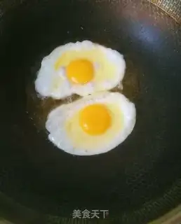 Make Fried egg radish soup step 0