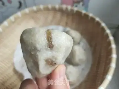 Make Rice-faced raisins step 12