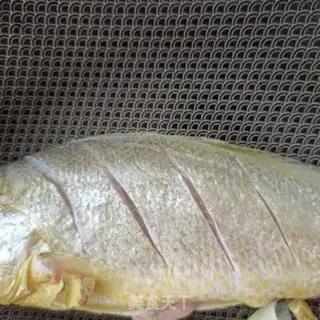 Make Sour radish and yellowfish step 1