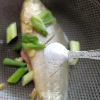 Make Sour radish and yellowfish step 2
