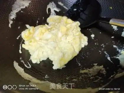 Make Homemade tomato fried eggs step 1