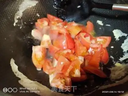 Make Homemade tomato fried eggs step 2