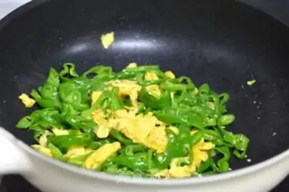 Make Eggs and peppers step 5