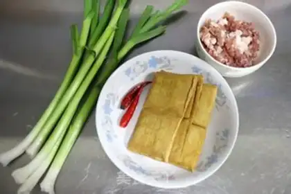 Make The meat, the garlic, the tofu step 0