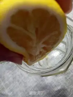 Make Honey lemon tea step 1