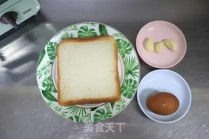 Make Roasted garlic egg toast step 0