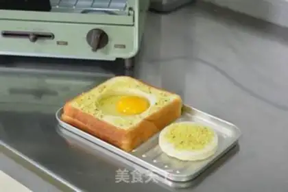Make Roasted garlic egg toast step 3