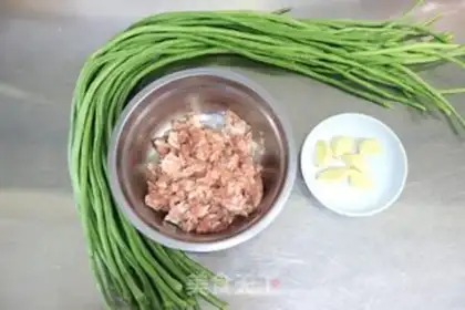 Make The meat and the beans and the noodles step 4