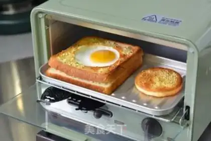 Make Roasted garlic egg toast step 6
