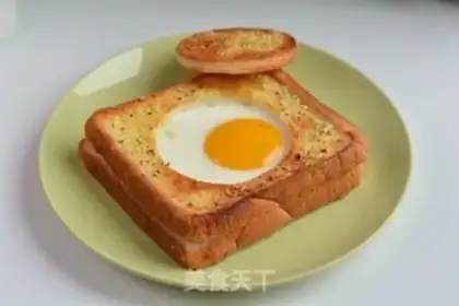 Make Roasted garlic egg toast step 7