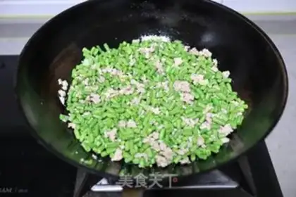 Make The meat and the beans and the noodles step 7