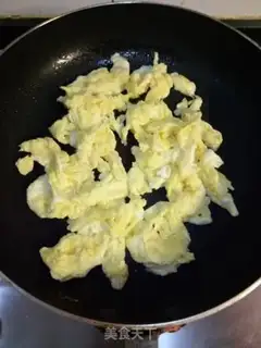 Make Scrambled eggs step 1