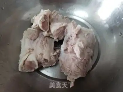 Make Soybean pigbone soup step 1