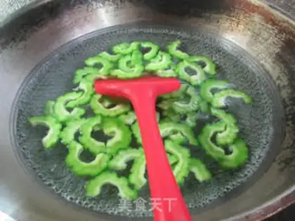 Make Sausage fried bitter melon step 4
