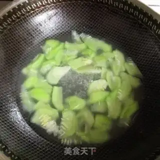 Make Egg shrimp melon soup step 1