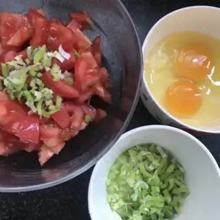 Make Tomato eggs for noodles step 1