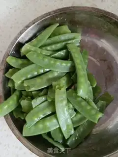 Make The green pepper fried Dutch beans step 0
