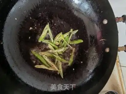 Make The green pepper fried Dutch beans step 1