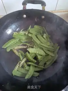 Make The green pepper fried Dutch beans step 2