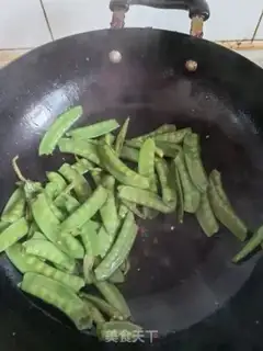 Make The green pepper fried Dutch beans step 3