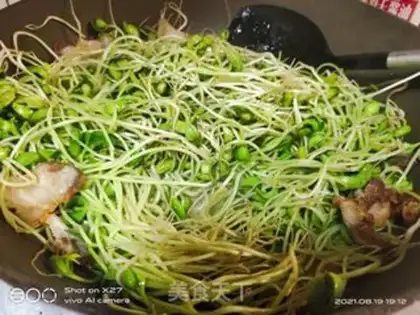 Make Five flowers and black bean sprouts step 2