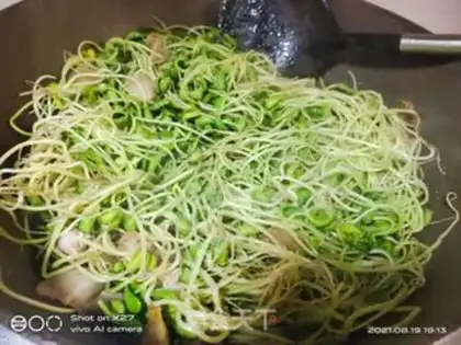 Make Five flowers and black bean sprouts step 3