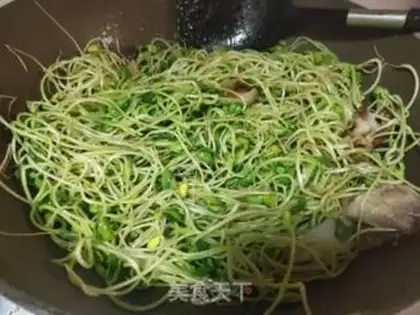 Make Five flowers and black bean sprouts step 4
