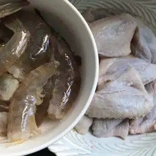 Make Three-juice chicken fin shrimp pan step 0