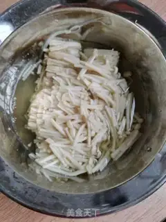 Make Golden mushroom egg pancakes step 1