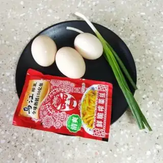 Make Squeeze eggs step 0