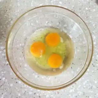 Make Squeeze eggs step 1