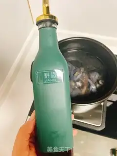 Make A chicken soup with red dates step 1