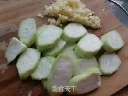 Make Garlic ginseng guacamole step 1
