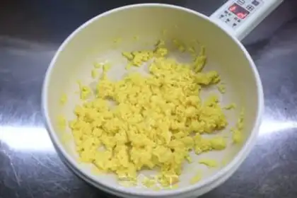 Make Soy sauce, sour egg noodles step 1