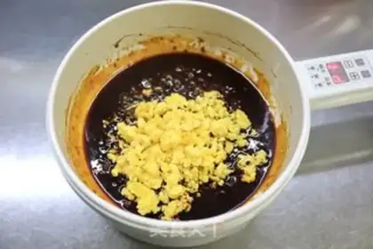 Make Soy sauce, sour egg noodles step 4