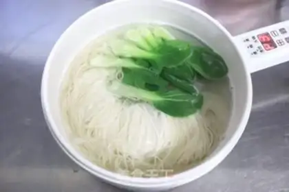 Make Soy sauce, sour egg noodles step 7