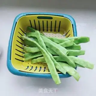 Make Spam eggs with beans step 1