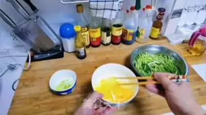 Make Scrambled eggs step 1