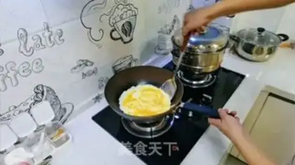 Make Scrambled eggs step 2