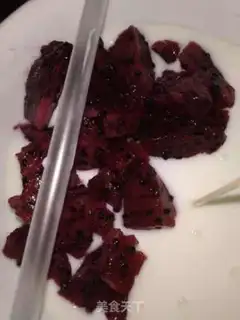 Make Flamingo yogurt bowl step 3