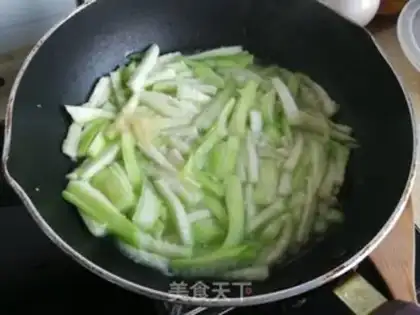 Make Smelt bean rolls step 2