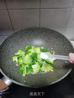 Make Garlic and broccoli step 4