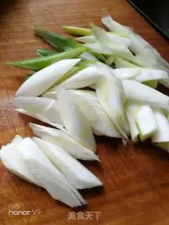 Make Onion fried eggs step 1
