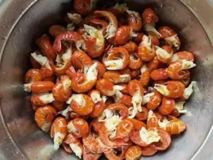Make Celery onion fried lobster tail step 1